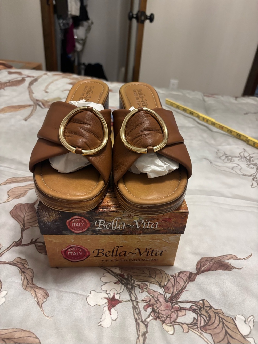Bella Vita Women’s Chi-Italy Sandals. Cognac leather with Gold accent. Size 9.